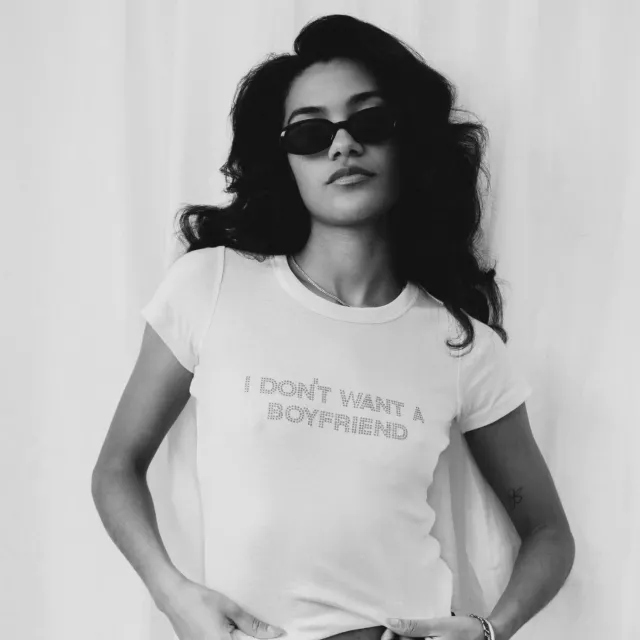 Baby tee bianca I Don't Want A Boyfriend strass rosa donna